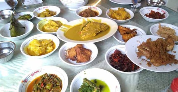 jakarta-food The highlight of the splendid serve is a curry called Rendang, especially the beef Rendang.