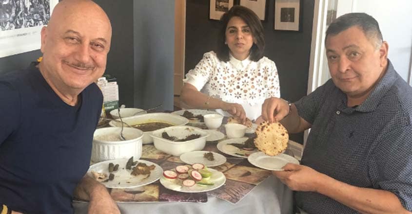 Rishi Kapoor enjoys perfect 'phulka' at Anupam's home in NY Rishi Kapoor enjoys perfect 'phulka' at Anupam's home in NY