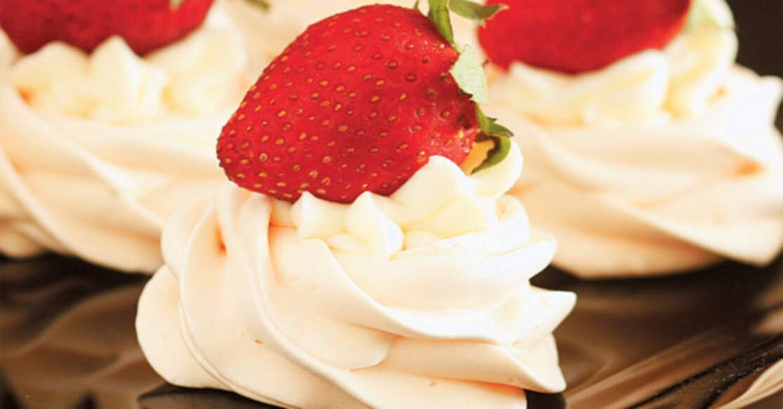 Meringue with strawberry and cream
