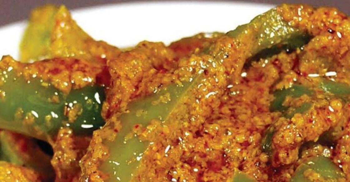 Spicy and tangy capsicum pickle