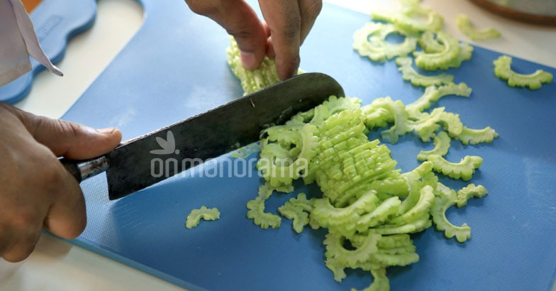 Pavakka varathathu Slice the bitter gourd