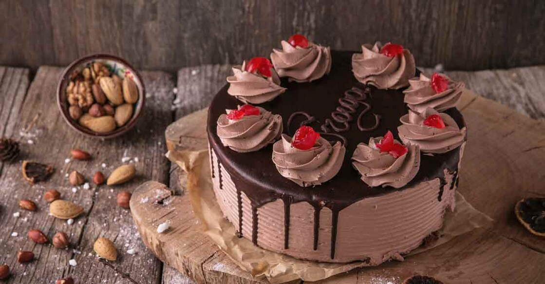 Chocolate cake in pressure cooker | Shutterstock