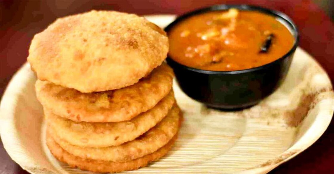 Aloo kachori with spicy curry