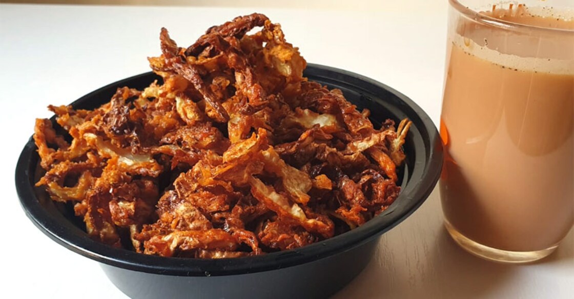 Snack it up with hot tea and cabbage pakoda