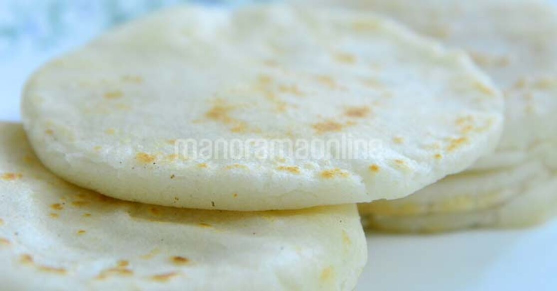 Tasty and yummy, the tyre pathiri is an alternative to your usual breads, chappathi and appam, that goes well with any curry too.