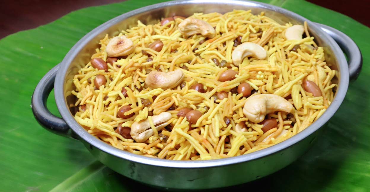Crunchy Bombay mixture Bombay mixture: Photo: Ganga Sreekanth