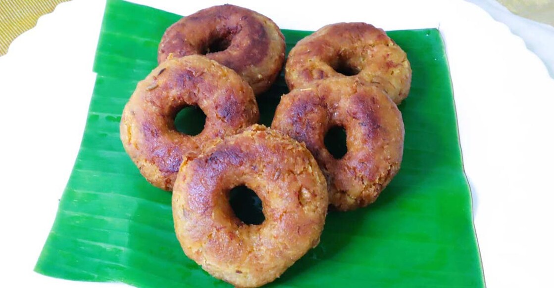 Wheat-banana sweet vada