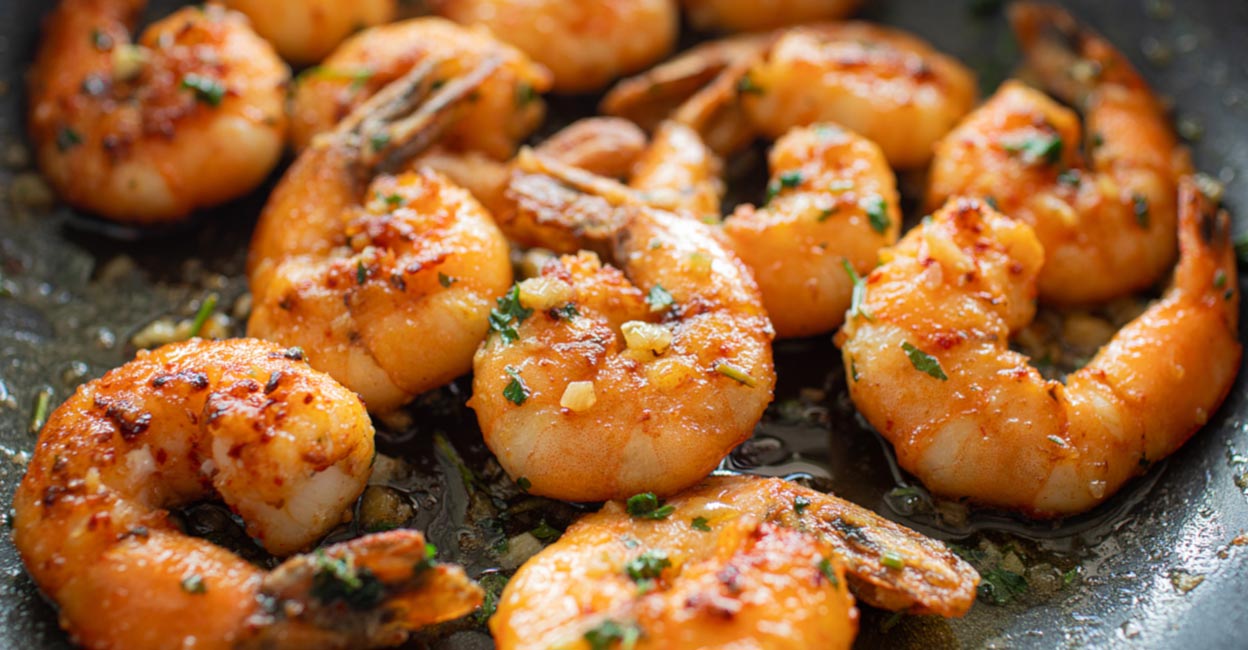 A plate of butter garlic prawns has a mere 277 calories and 32 grams of protein, making it ideal for a weight-loss menu even while being tasty and healthy.  Photo: iStock/kieferpix