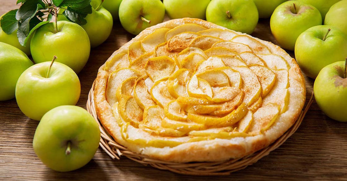A tasty apple pie can be the centerpiece on the dining table for your special Christmas lunch. Photo: Shutterstock/Nitr