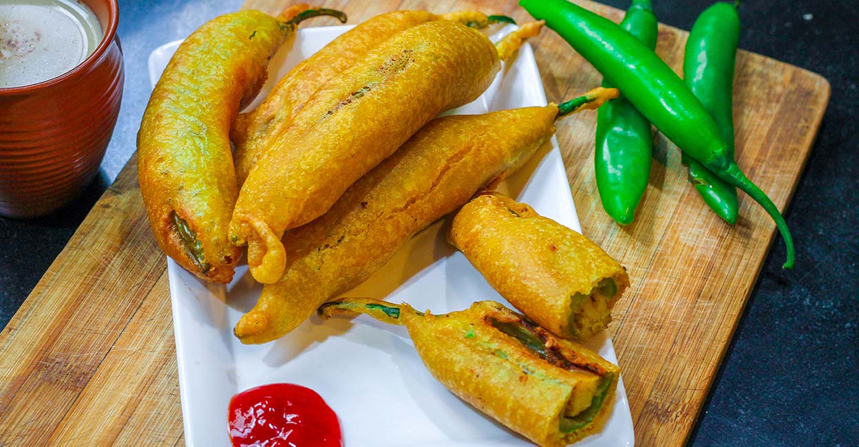 chilli-bajji The spicy, salty snack can make anyone as excited as the characters of Kunchacko Boban and Shalini in the film Niram. Photo: Shutterstock/Sh17kumar