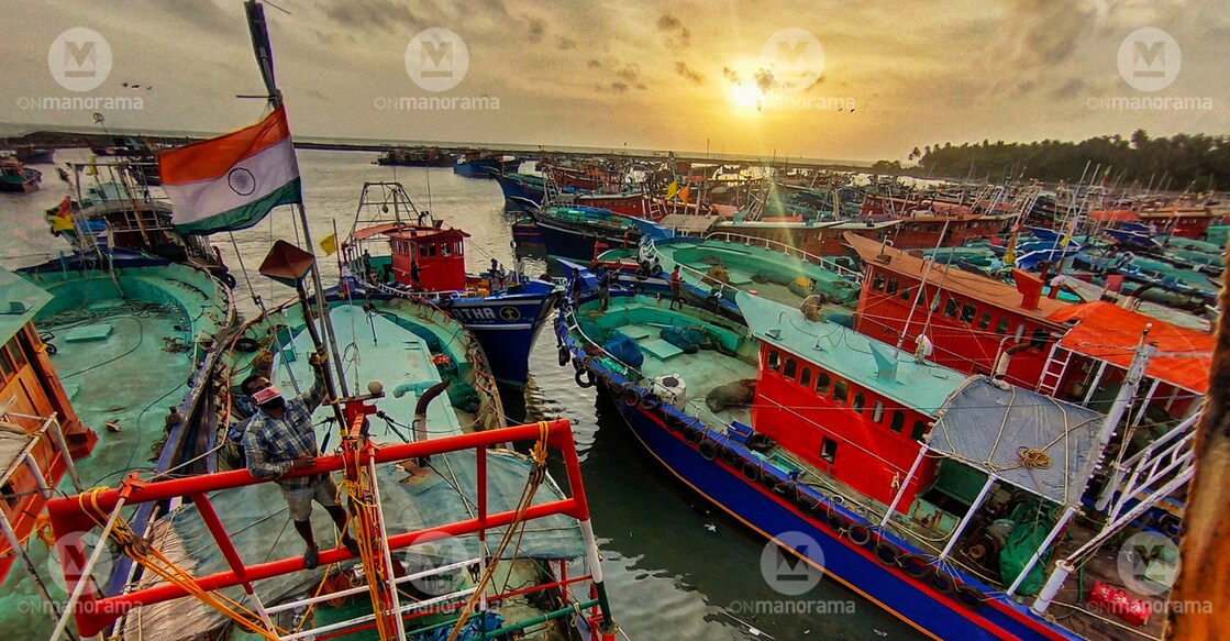 fishing_boat_puthiyappa_harbour