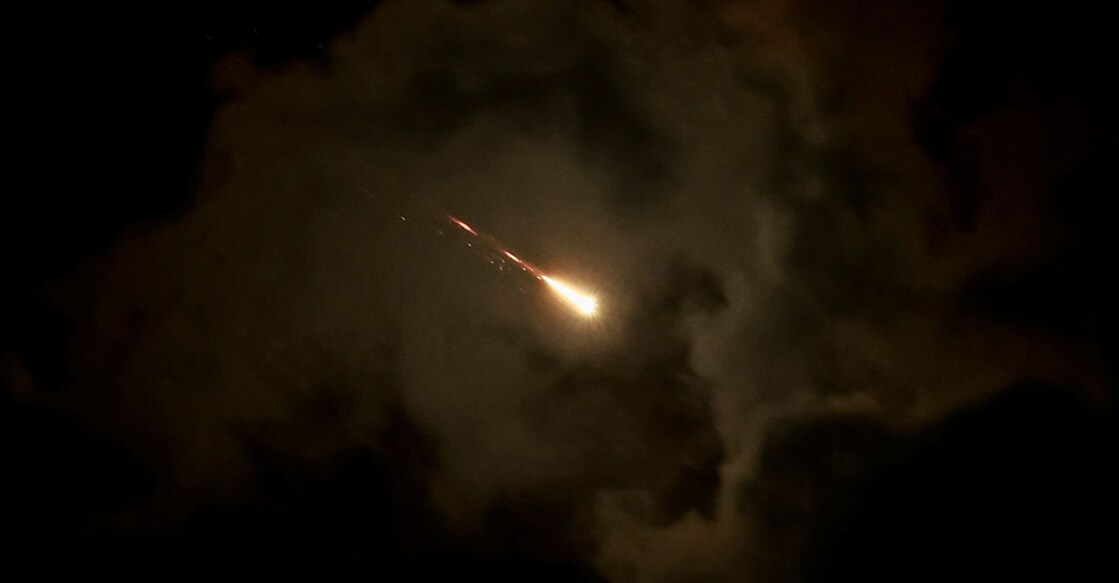 A rocket is seen, amid cross-border hostilities between Hezbollah and Israel, as seen from Tel Aviv, Israel, October 1, 2024. Photo: Reuters/Ammar Awad