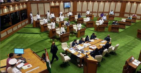 Manohar Parrikar wins trust vote in Goa, one Congress MLA skips voting