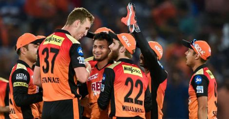 Sunrisers pip Mumbai Indians by 1 wicket in a thriller