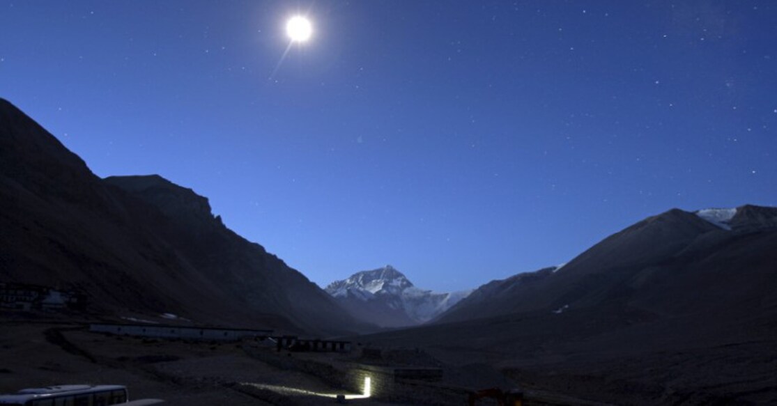 China's Everest cleanup rakes in 8.5 tonnes of garbage China's Everest cleanup rakes in 8.5 tonnes of garbage