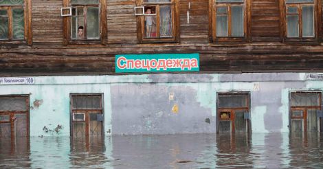 Thunderstorm briefly floods World Cup host city