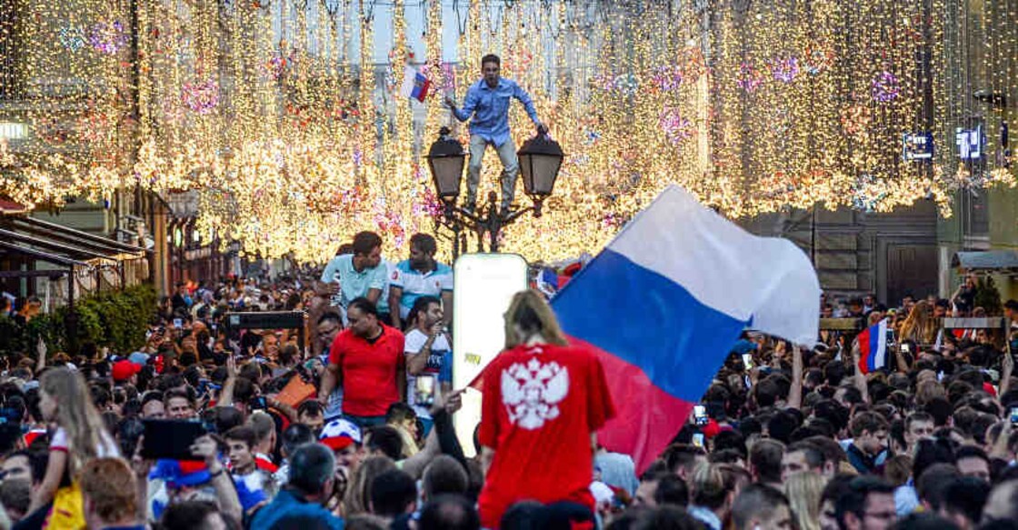 Russia fans party hard after Spain win