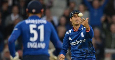 Finn replaces Woakes in England squad