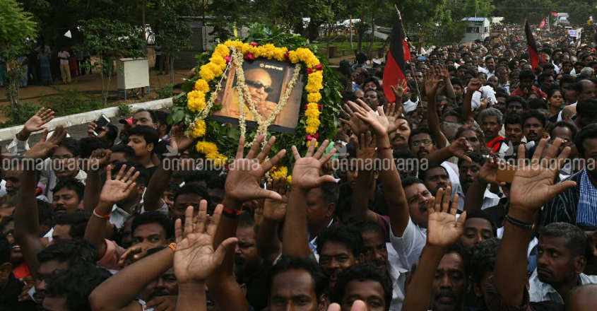 2 die in stampede at funeral of Karunanidhi