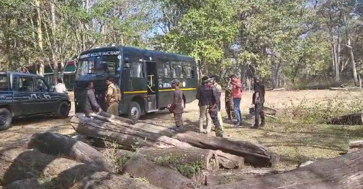 belur-makanna-forest-officials2-ls belur-makanna-forest-officials2-ls