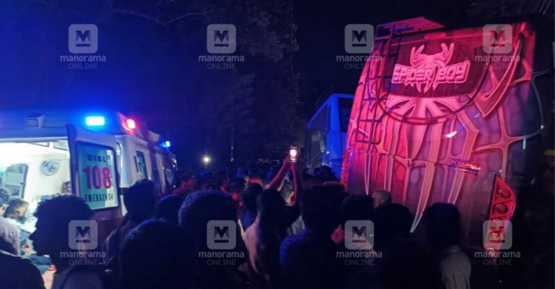 KSRTC and tourist buses collide in Kollam, injuring many. Photo: Manorama Online