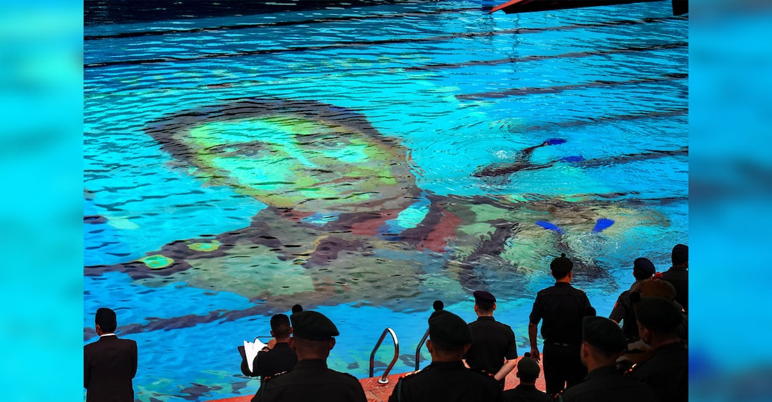 Artist Da Vinci Suresh creates an underwater portrait of Param Vir Chakra awardee Capt. Vikram Batra to pay tribute to him as part of Kargil Vijay Diwas celebrations, in Thiruvananthapuram on Tuesday. Photo: PTI