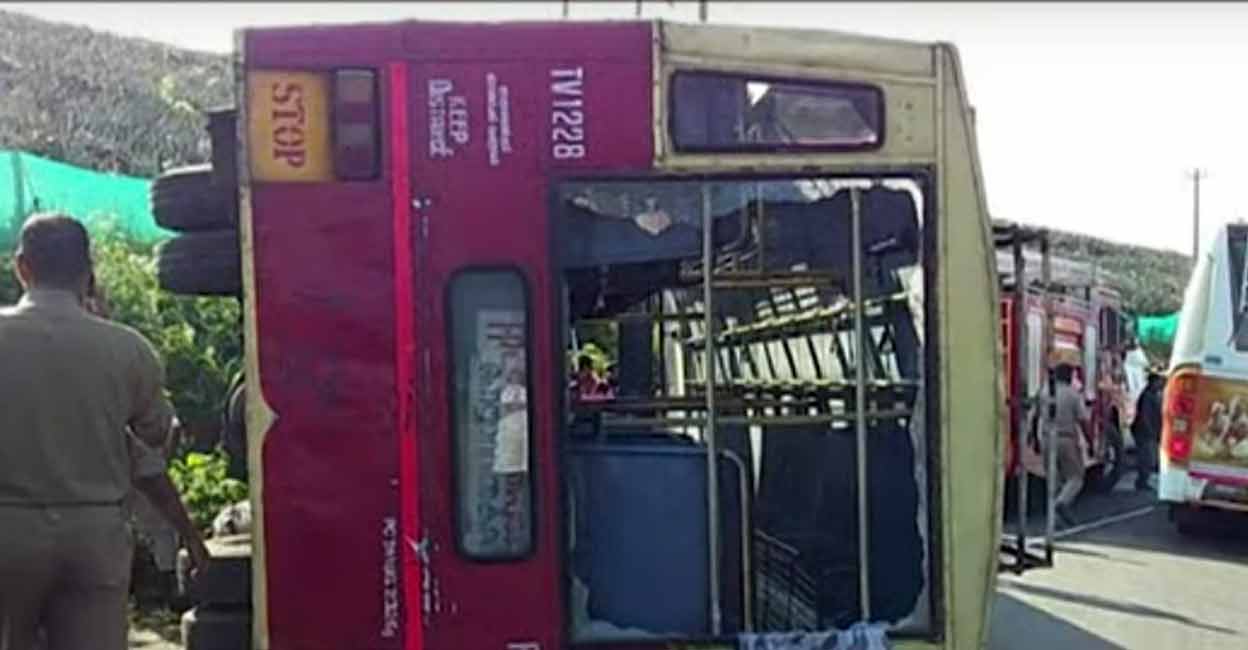 In two months, a third Sabarimala pilgrimage bus overturns at Vilakkuvanchi in Laha In two months, a third Sabarimala pilgrimage bus overturns at Vilakkuvanchi in Laha