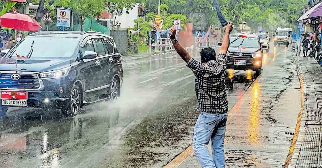 കറുത്ത പ്രതിഷേധം: കോഴിക്കോട് കാരപ്പറമ്പിൽ മുഖ്യമന്ത്രി പിണറായി വിജയന്റെ കാറിനു നേരെ കരിങ്കൊടി വീശുന്ന യൂത്ത്കോൺഗ്രസ് പ്രവർത്തകൻ. 