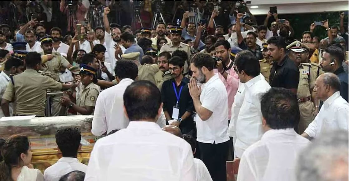 Rahul Gandhi paid tribute to Oommen Chandy. Photo: Manorama 