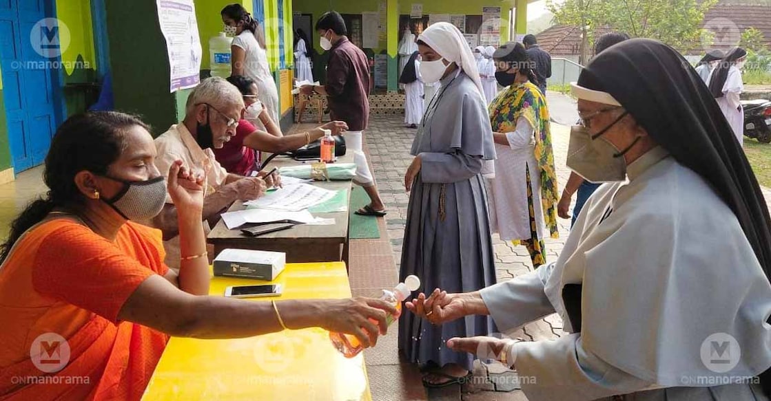 kerala-voting-sanitizer