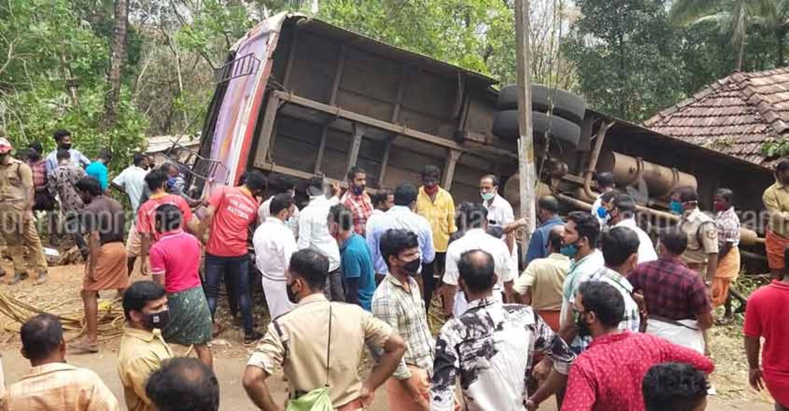 Seven of a wedding party from Karnataka killed in bus accident in Kasaragod