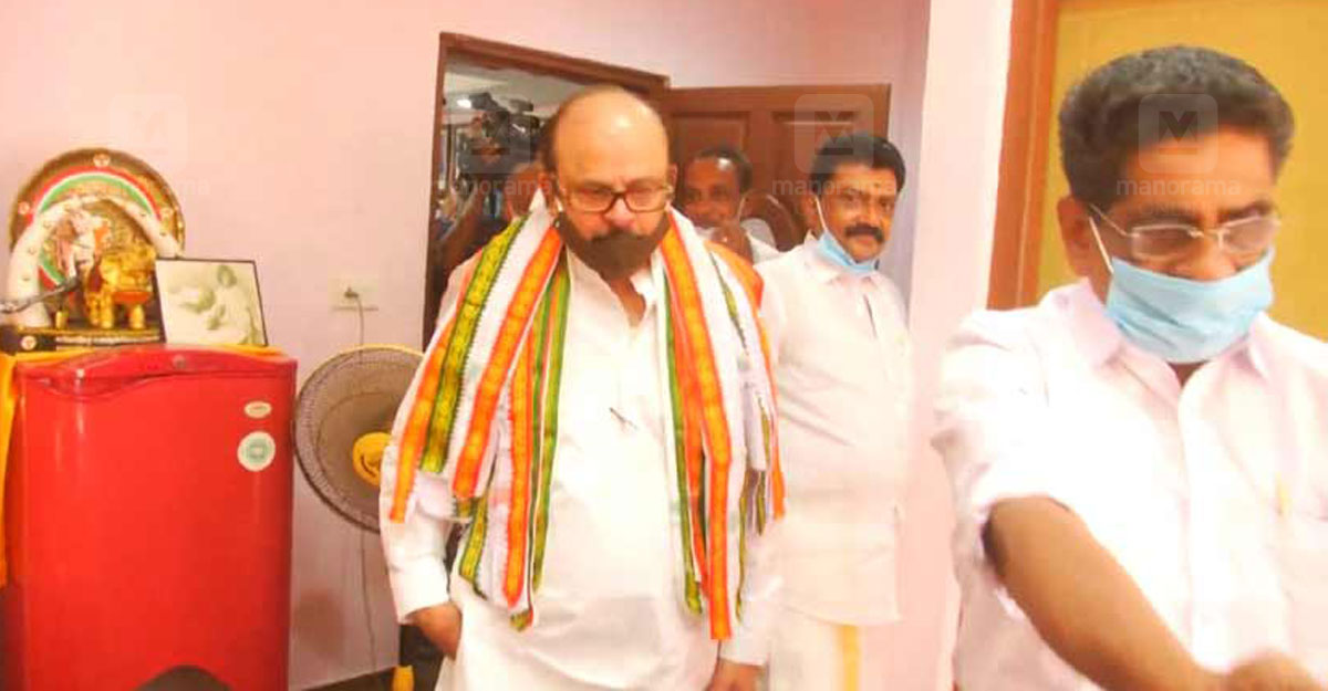 AICC general secretary Tariq Anwar with KPCC chief Mullappally Ramachandran during his visit to Kerala. 