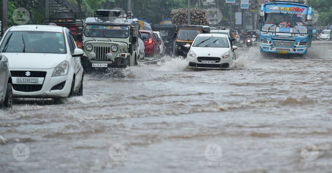 A flooded Mavoor Road at Kottooli in Kozhikode city on Tuesday. Photo: Manorama