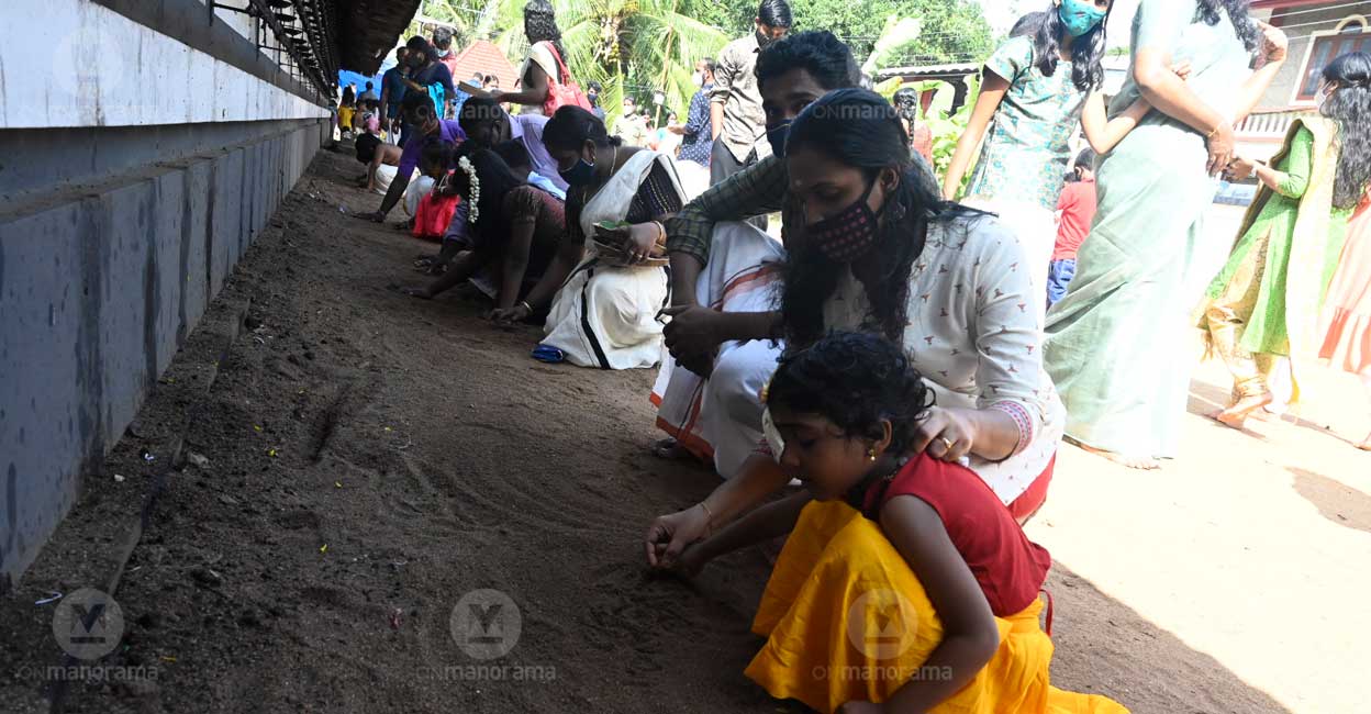 Setting aside COVID concerns, children step into world of knowledge in Kerala Strict restrictions were imposed on the numbers of children registered for the 'ezhuthiniruthu'' - the initiation ceremony, and of relatives accompanying them.