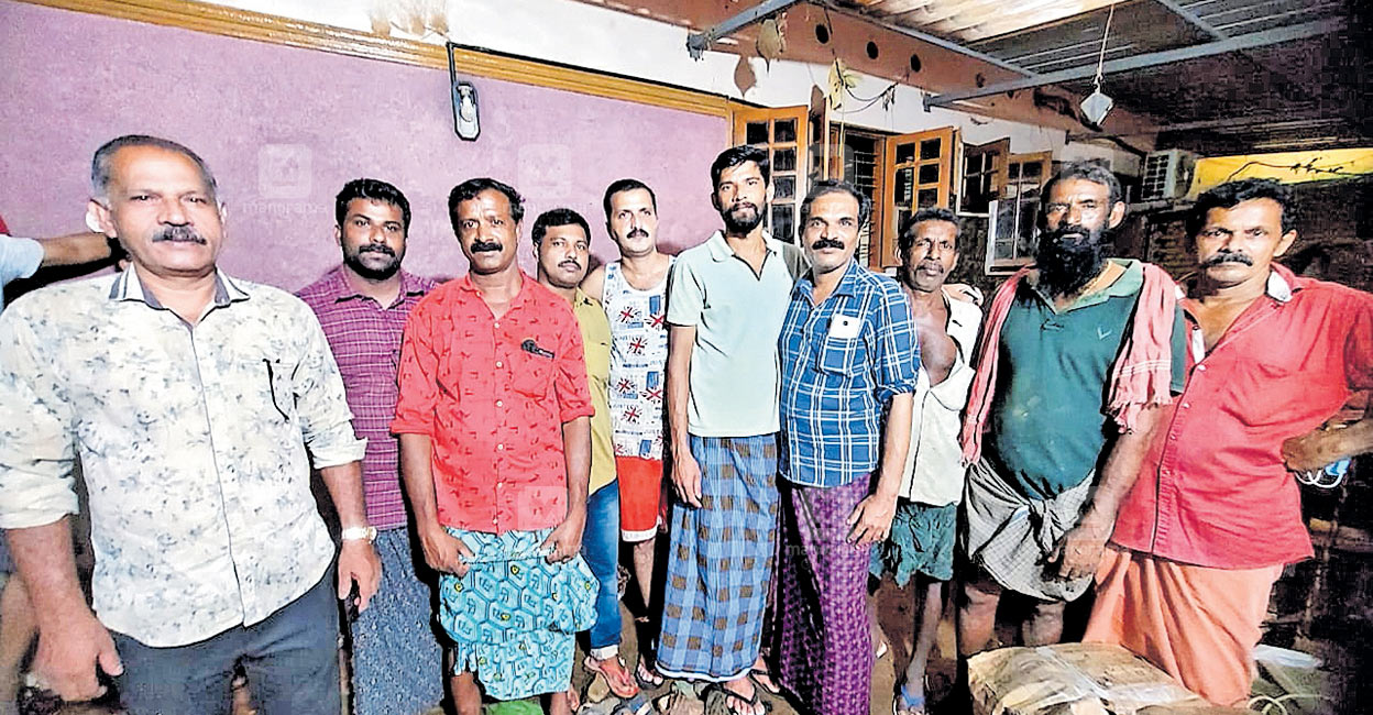 kottayam-rescue-operation-group The brave attempt by a group of youngsters saved the lives of the members of two families stranded at their houses in the midst of the raging waters that engulfed Puthanchantha locality in Mundakayam