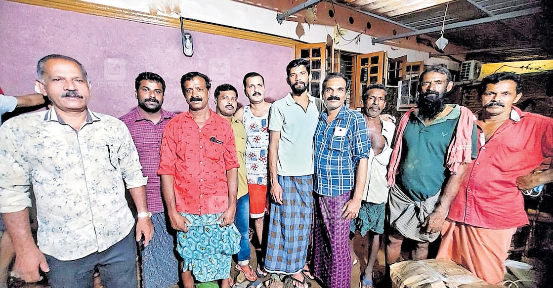 kottayam-rescue-operation-group The brave attempt by a group of youngsters saved the lives of the members of two families stranded at their houses in the midst of the raging waters that engulfed Puthanchantha locality in Mundakayam
