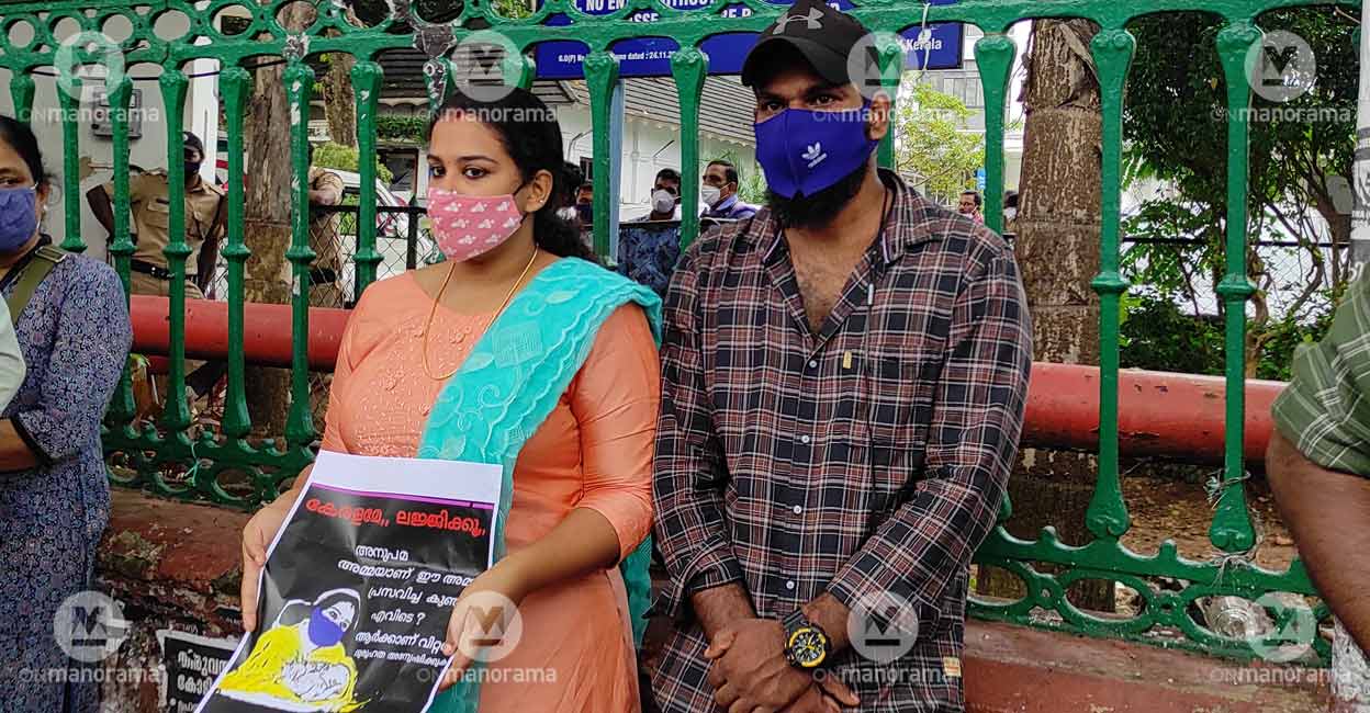 Anupama S Chandran, the 23-year-old mother who recently accused her parents of forcefully taking away her newborn, staging a protest in front of the Kerala Secretariat in Thiruvananthapuram on Saturday. Photo: Manoj Chemancheri