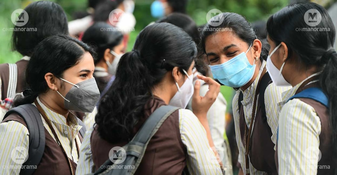 college-mask-covid-coronavirus college-mask-covid-coronavirus