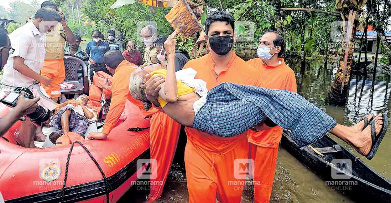 കാലുറപ്പിക്കാനാകാതെ.. തീരാത്ത ദുരിതമാണ് ആലപ്പുഴ തലവടി എകെജി ജംക്‌ഷനു തെക്ക് നമ്പലശേരി കെ.രാജപ്പനെയും കുടുംബത്തെയും വേട്ടയാടുന്നത്. മൂന്നാഴ്ച മുൻപ് വീട് വെള്ളത്തിലായപ്പോൾ ഇവർ ദുരിതാശ്വാസ ക്യാംപിലേക്കു മാറി. അവിടെ വച്ച് രാജപ്പന്റെ കാലൊടിഞ്ഞു. മെഡിക്കൽ കോളജ് ആശുപത്രിയിലെ ചികിത്സ കഴിഞ്ഞു വീട്ടിലെത്തിയതിനു പിന്നാലെ അടുത്ത മഴയിൽ വീണ്ടും വീട് മുങ്ങി. ഇന്നലെ വീണ്ടും ക്യാംപിലേക്ക്. അവശനായ രാജപ്പൻ റെസ്ക്യു ബോട്ടിൽ കിടക്കുമ്പോൾ ഭാര്യ ഭാരതിയമ്മയെ റെസ്ക്യു ടീം അംഗങ്ങൾ എടുത്തു വാഹനത്തിലേക്കു കൊണ്ടുപോകുന്ന കാഴ്ചയാണിത്. ചിത്രം: അരുൺ ജോൺ ∙ മനോരമ