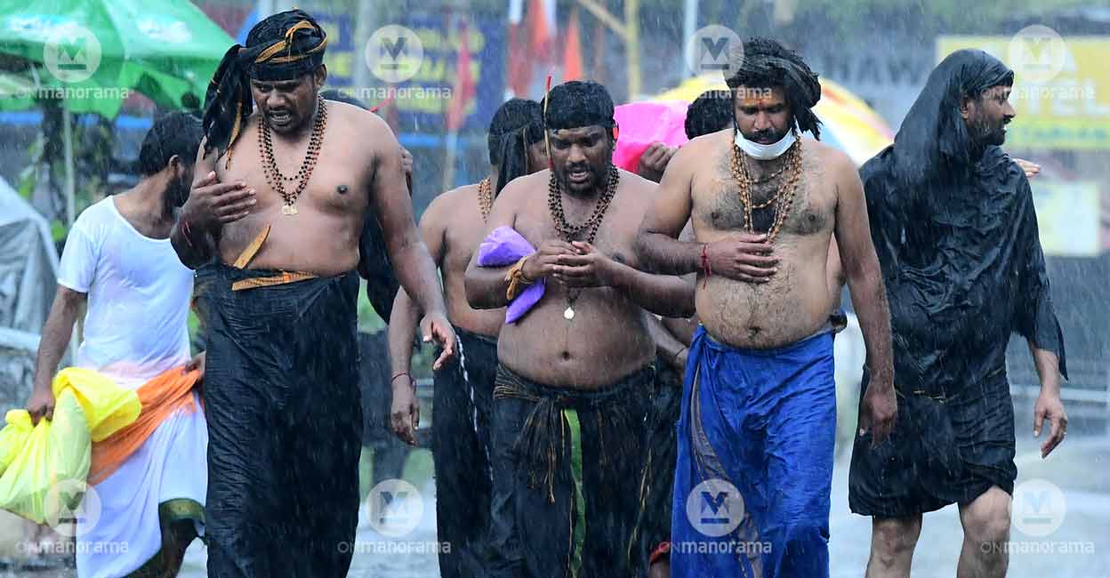 sabarimala_devotees_at_erumely sabarimala_devotees_at_erumely