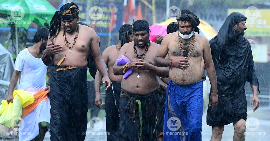 sabarimala_devotees_at_erumely