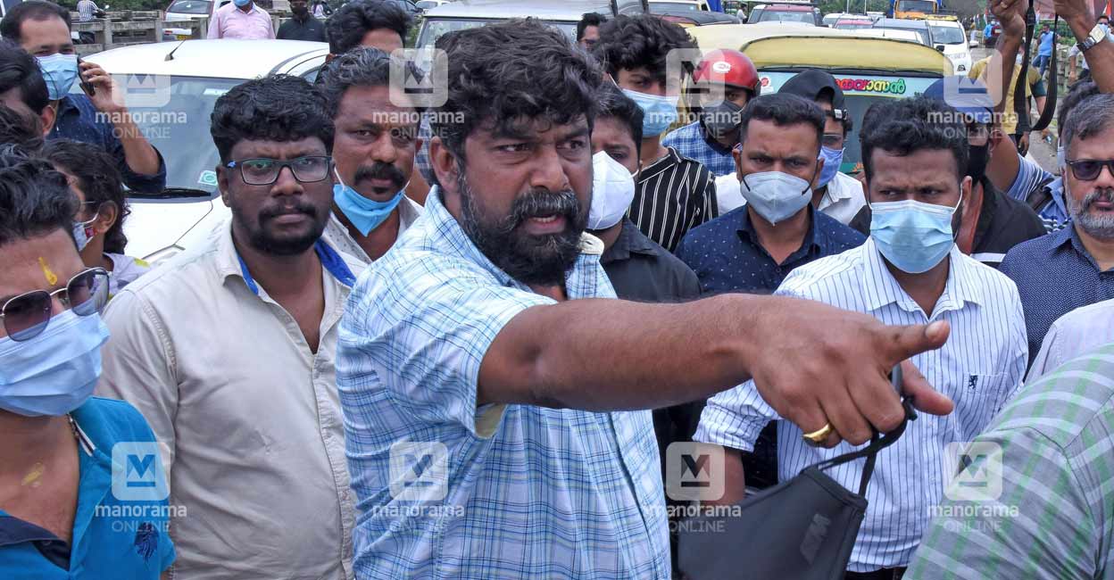 Joju George confronting Congress workers during a roadblock caused by the party's protest against the rising fuel prices at NH bypass in Kochi onNov 1.