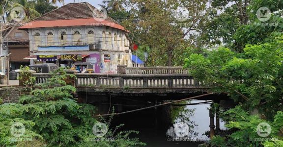 The about-to-be-reconstructed old Vallakkadavu bridge over the Parvathy Puthanar The about-to-be-reconstructed old Vallakkadavu bridge over the Parvathy Puthanar