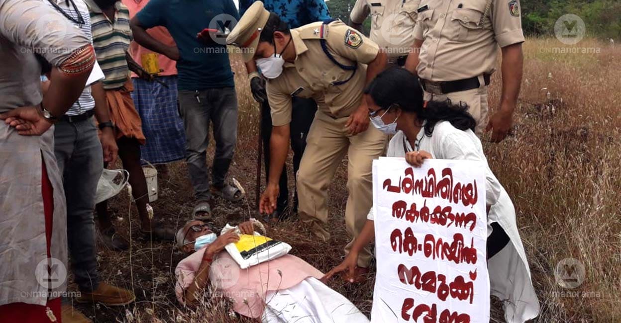Police try to remove 78-year-old protester Chandramgadan from Madayippara on November 10. Police try to remove 78-year-old protester Chandramgadan from Madayippara on November 10. Photo: Satheesh M K