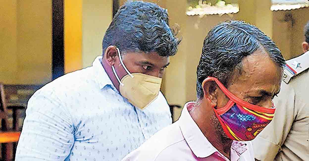 കോയമോനെയും നിസാമുദ്ദീനെയും ജയിലിലേക്ക് കൊണ്ടുപോകുന്നു.