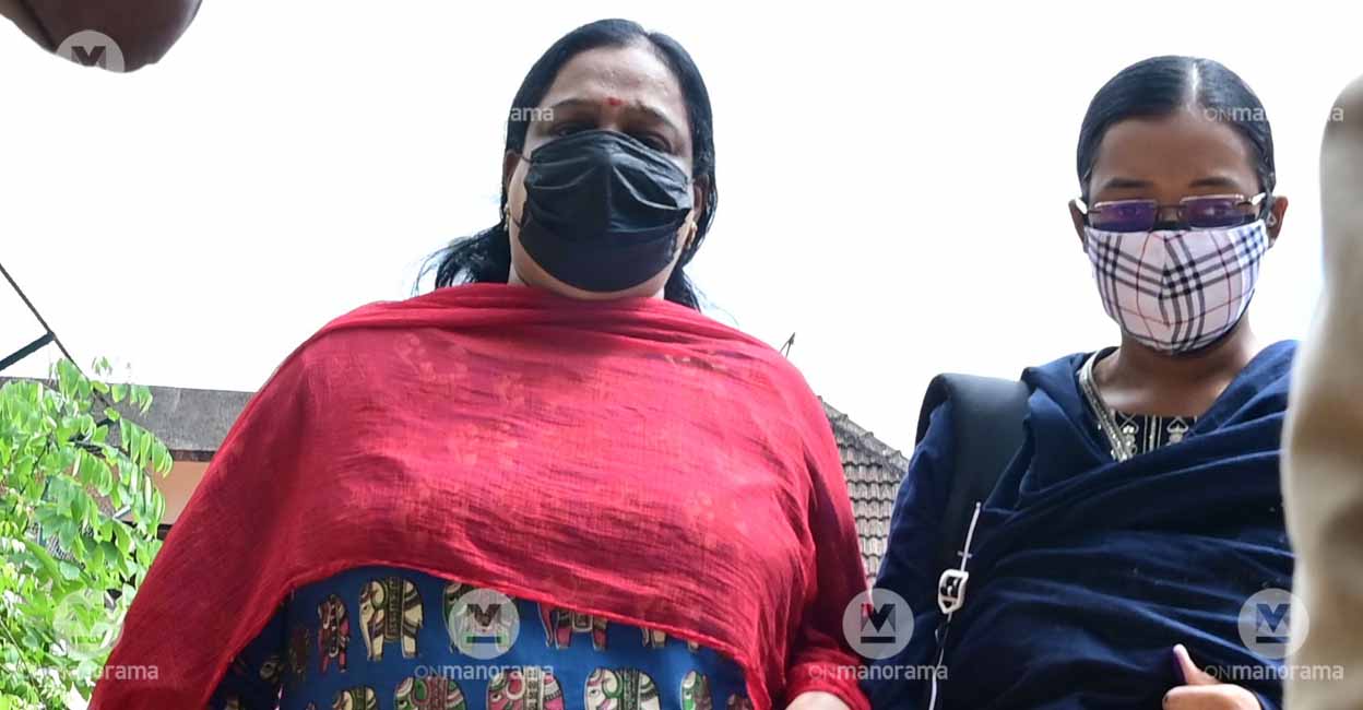 swapna-suresh-mother Gold smuggling case accused Swapna Suresh walks out from Women Prison and Correctional Home in Attakulangara, Thiruvananthapuram with her mother on November 6, 2021. Photo: Rinkuraj Mattancheril