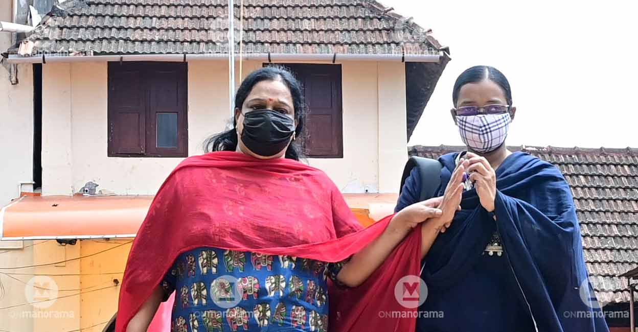 Gold smuggling case accused Swapna Suresh walks out from Women Prison and Correctional Home in Attakulangara, Thiruvananthapuram with her mother on November 6, 2021. Photo: Rinkuraj Mattancheril