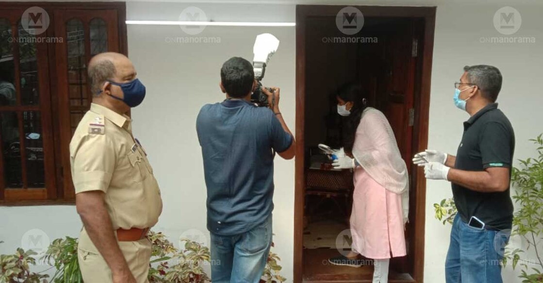 Forensic experts during evidence collection at the house of BJP's OBC Morcha state secretary Ranjith Sreenivas who  was bludgeoned and hacked to death in front of his family early on December 19. Photo: Arun Sreedhar