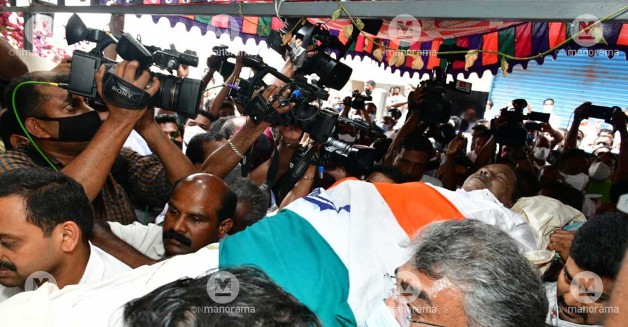 Thousands pay homage to Congress leader PT Thomas