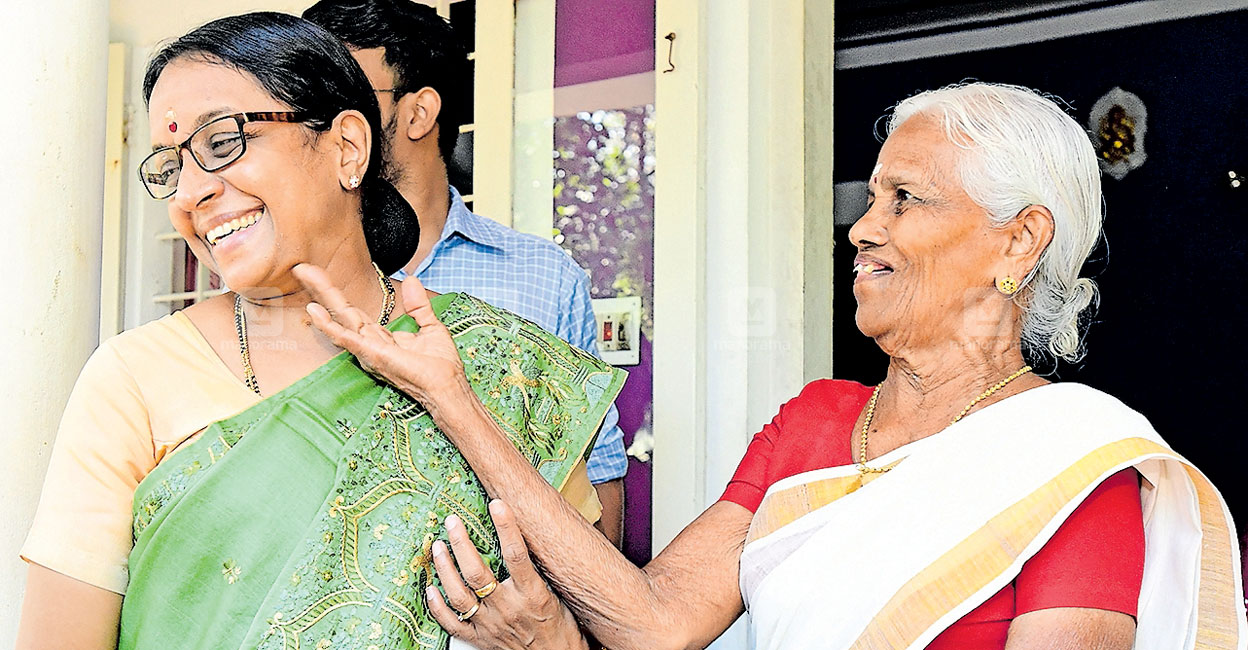Kottayam Collector Dr P K Jayasree reached Moozhikkal Pankajakshi's residence in Monipally to hand over the civilian award.